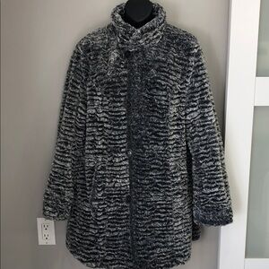 Women’s Novelti Reversible Jacket – Faux Fur & Solid Black – Size Large